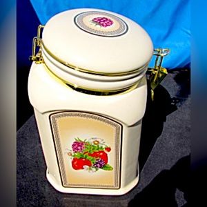 Knott’s Berry Farms Cookie Jar Elegant Food Storage Container Vintage